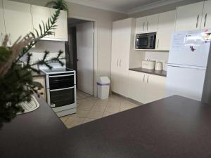 Beach Breeze - near Mollymook Beach & golf club