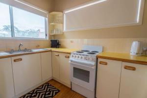 Summer Beach House - seconds to beach & cafe