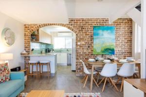 Ocean Cove - cosy retreat steps from beach & cafes