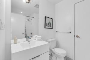 Modern 2BR Condo Downtown Toronto Lakeview - Free Parking