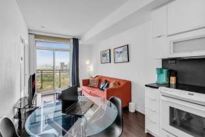 Modern 2BR Condo Downtown Toronto Lakeview - Free Parking