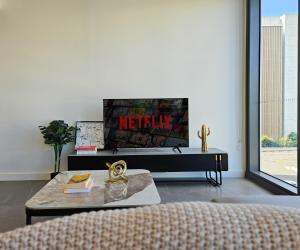 Luxe 3BR with Pool Minutes to shops and station