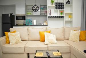 Luxury 2BR Urban Haven with Perfect Sunset Views