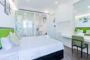 Signature Apartments by Sunset Host - Rooftop Pool, Gym - Sea & Fireworks View