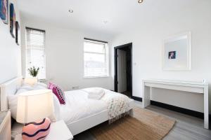 Stylish Didsbury Apartment - Walk to Train Station