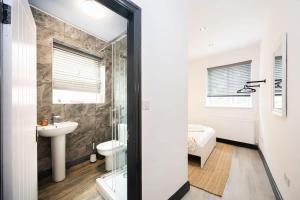 Stylish Didsbury Apartment - Walk to Train Station
