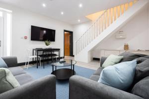 Stylish Didsbury Apartment - Walk to Train Station