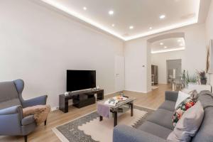 Grand Boulevard Flat Soaking Tub & 3 Beds