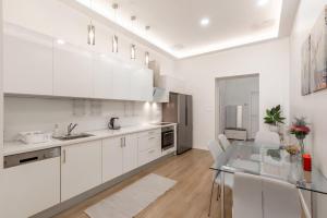 Grand Boulevard Flat Soaking Tub & 3 Beds