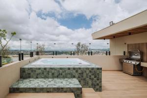 City View Loft with Coworking & 20th Floor Jacuzzi