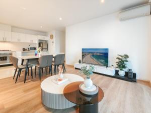 Bright Chatswood Apartment Walk to Everything