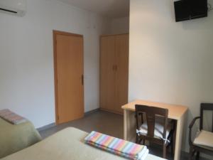 Triple Room with Balcony room in Hostal L'Alba