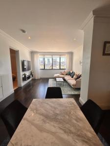 Chic, spacious apartment in iconic Art Deco Building, Potts Point