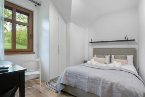Stylowy Apartament z Balkonem w Spokojnej Okolicy by Noclegi Renters