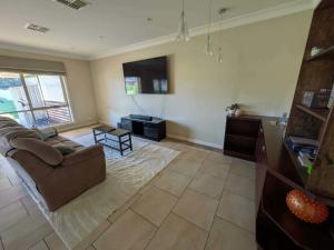 The Hillwood Manor - Huge 5BR House Minutes to Jervis Bay & Huskisson