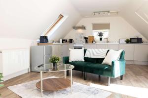The Hale Abode- 1 Bed Gated Parking & Close to Man Airport