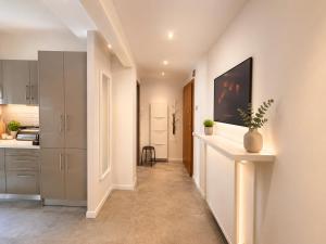 Stylish & Bright 2BR in Central Thessaloniki - Walk Everywhere - Near HELEXPO