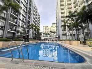 9k Newport Cozy Studio One Palm Tree Near NAIA Balcony