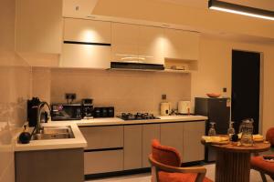 Sky safari suite, Nairobi near Airport,SGR, with pool and National Park Views