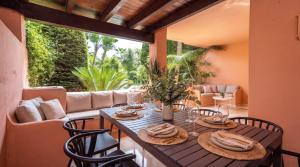 VACATION MARBELLA - Villa Federer, Cine Room, BBQ, NEW Decoration, Garage, Old Town Location, Big Communal Pool, Andalusian Garden, Walking to the Beach