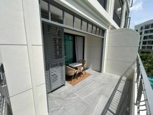 Charming balcony studio in Title Legendary