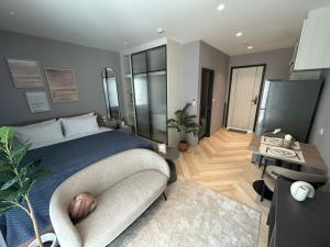 Charming balcony studio in Title Legendary