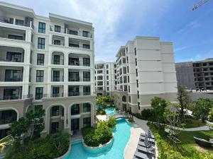 Charming balcony studio in Title Legendary