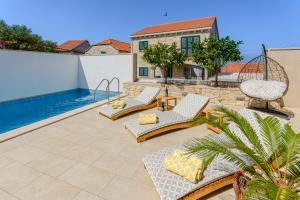 VILLA STONE PEARL SUTIVAN - exceptional luxury new three-room villa - private pool and jacuzzi - perfect location right next to the town center and the beach - secured parking space