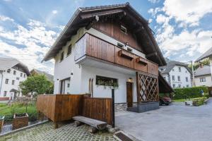 Hiša TRENTAR Peaceful Mountain Escape with Creek Sounds & Private Parking