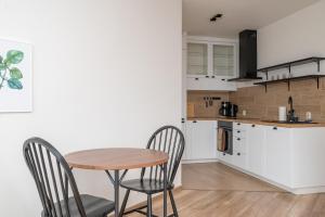 Metro Natolin Charming Apartment by BookingHost