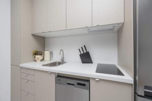 Modern Apartment with Air Conditioning in Downtown by Noclegi Renters