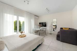 Comfortable Studio with Air Conditioning and Parking Near the Beach by Noclegi Renters