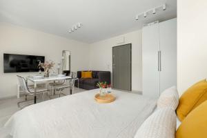Comfortable Studio with Air Conditioning and Parking Near the Beach by Noclegi Renters