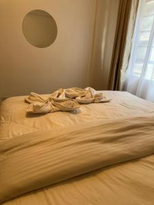 Modern 1BR near Transport with Workspace & Pool