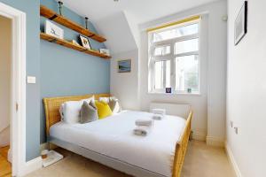 Bright 2BR Home with Patio Near West End & Tube