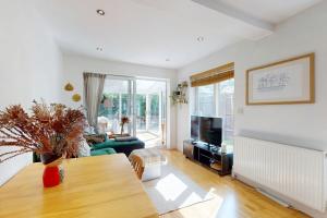 Bright 2BR Home with Patio Near West End & Tube