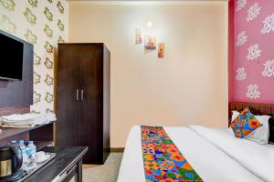 FabHotel Chandra Dreams - 600m from Banaras Railway Station