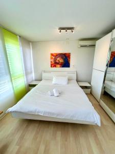 Bright, AC Apartment Near Airport and City Center