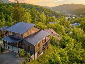 New CabinDowntownMountain ViewsHot TubGaming LoftUpscale Furnishings