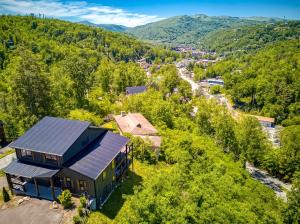 New CabinDowntownMountain ViewsHot TubGaming LoftUpscale Furnishings
