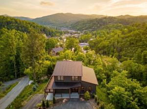 New CabinDowntownMountain ViewsHot TubGaming LoftUpscale Furnishings