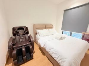 Sunset View w Full Kitchen & Massage Chair Mayabay Gamuda Cove KLIA Splashmania by HomeyByAA