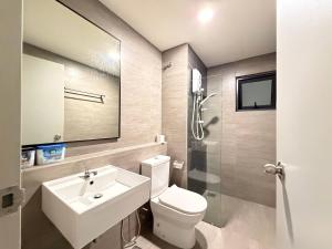 Sunset View w Full Kitchen & Massage Chair Mayabay Gamuda Cove KLIA Splashmania by HomeyByAA