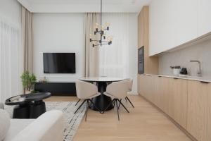 Spacious Apartment with 3 Bedrooms, Garden and Parking by Renters Prestige