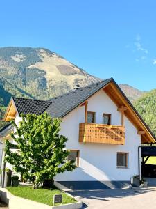 Slosarjeva Holiday House - Alpine View & Modern Comfort