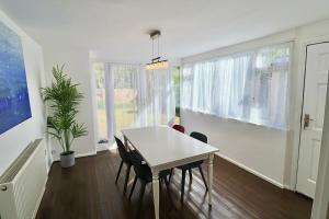 3 Bed Home with Driveway in Ascot