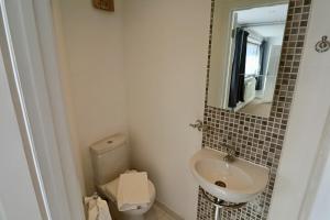 3 Bed Home with Driveway in Ascot
