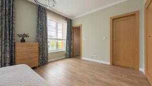 Flatbook City Center - Przestronny Apartament z Balkonem, Parkingiem