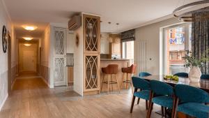 Flatbook City Center - Przestronny Apartament z Balkonem, Parkingiem