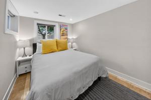 Crestwood Manor - An urban oasis with free parking